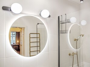 Sèche-cheveux, serviettes fournies