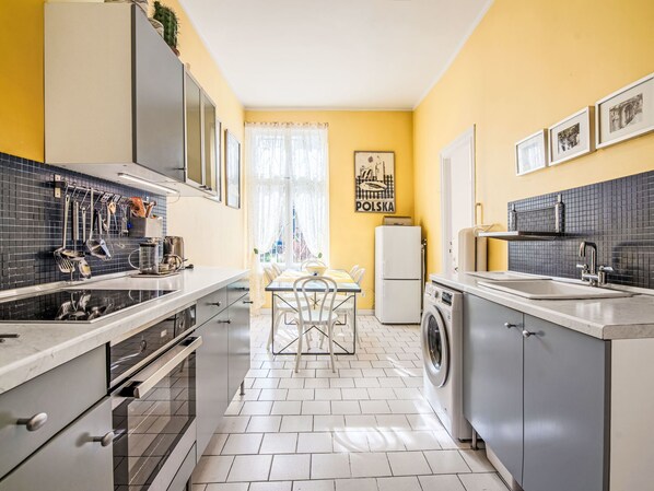 Réfrigérateur, four, chaise haute