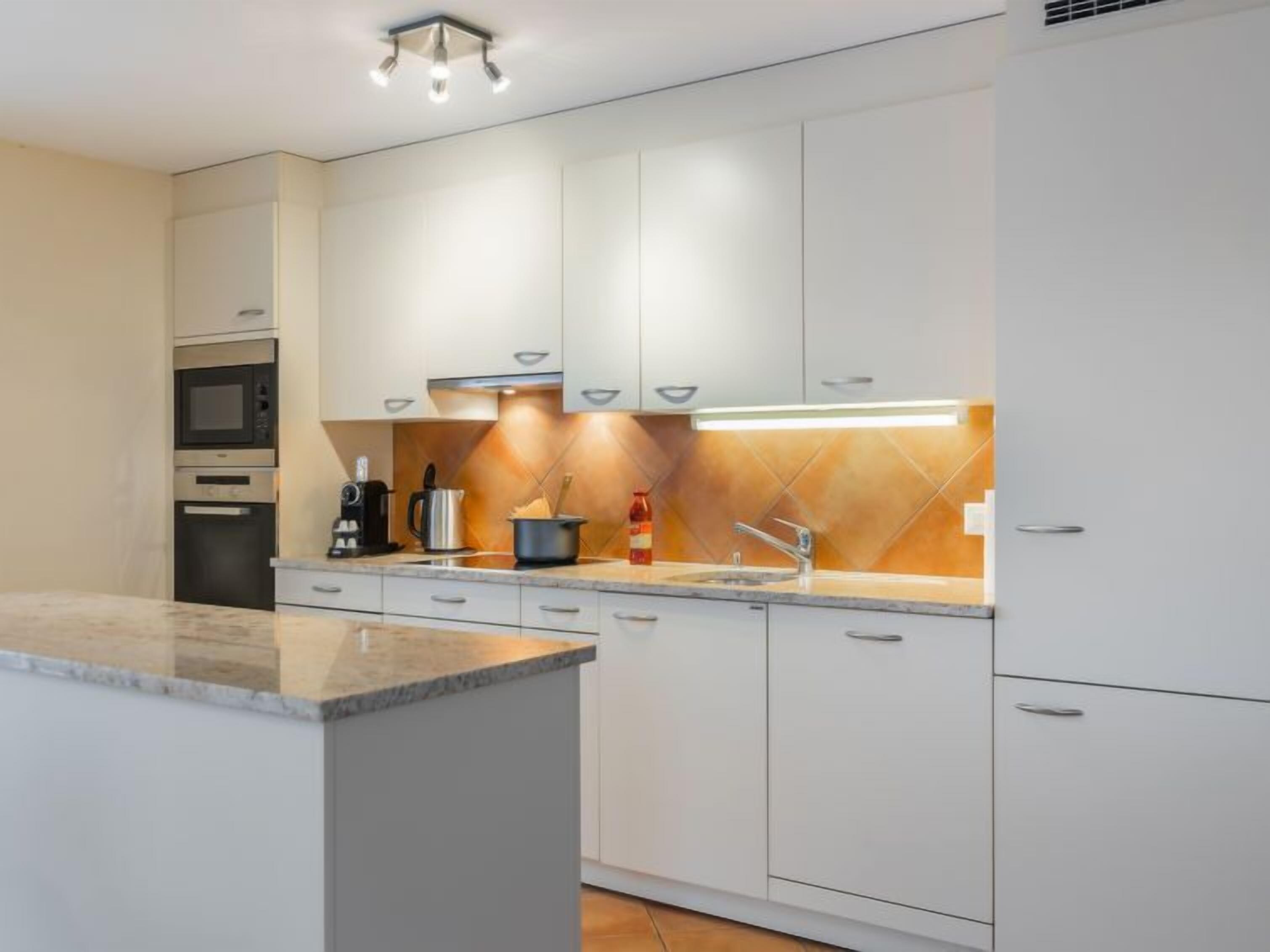 Kühlschrank, Mikrowelle, Ofen, Geschirrspüler