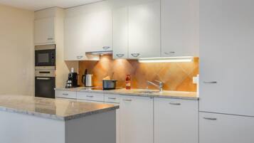 Kühlschrank, Mikrowelle, Ofen, Geschirrspüler