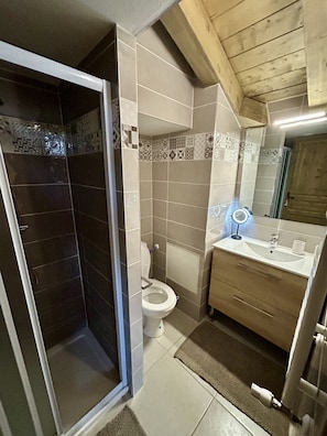 Bathtub, hair dryer