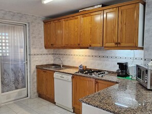 Fridge, microwave, dishwasher, cookware/dishes/utensils