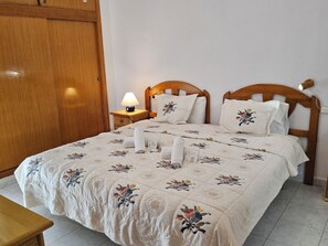 2 bedrooms, desk, Internet