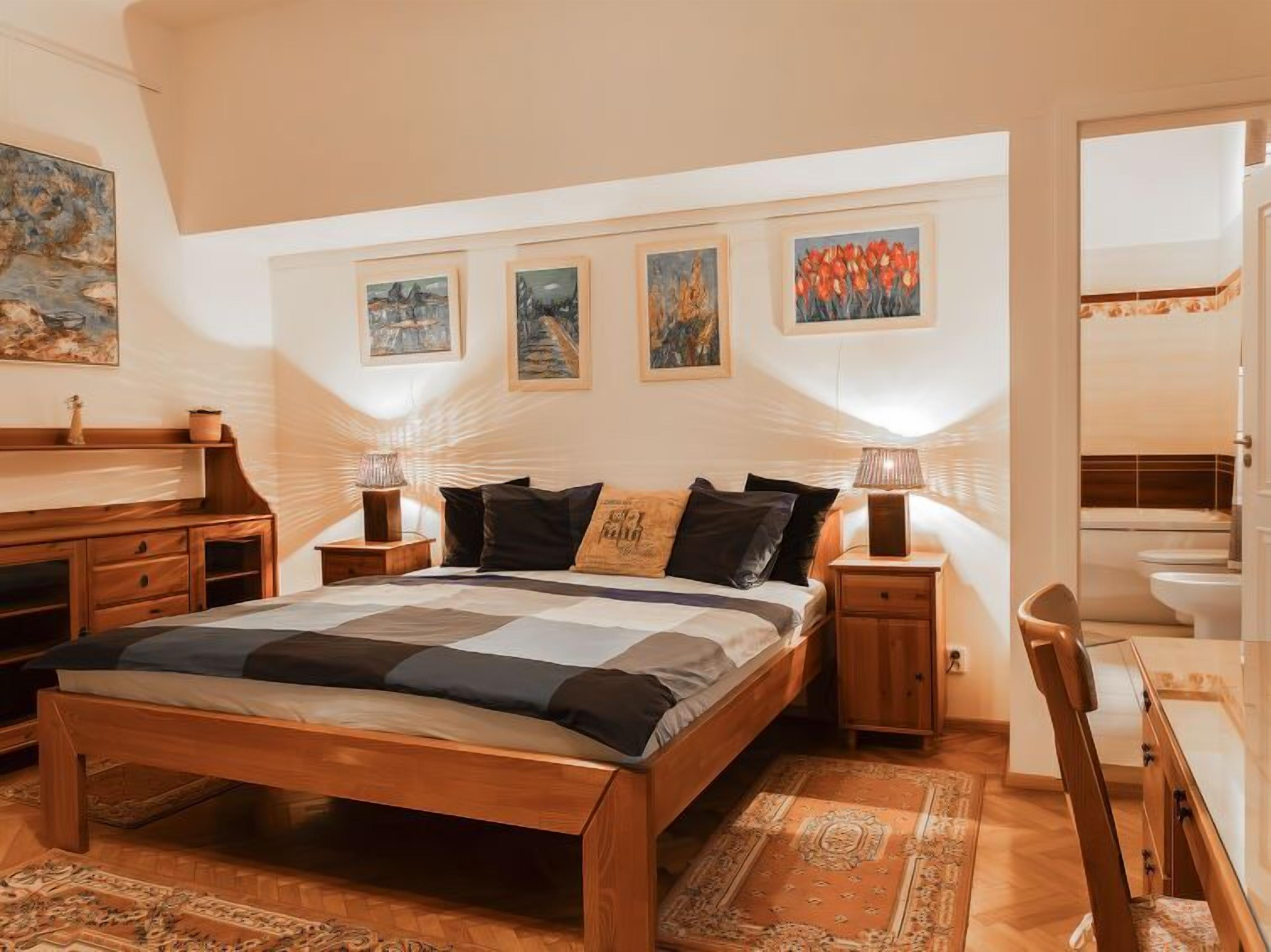 2 bedrooms, desk, WiFi