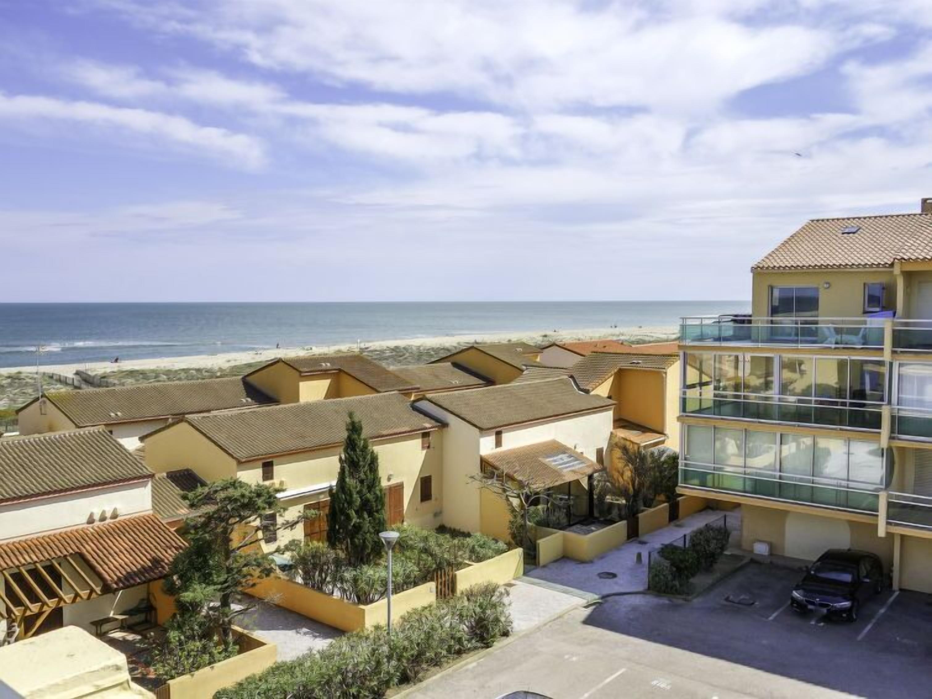Un área residencial costera con vista a la playa.