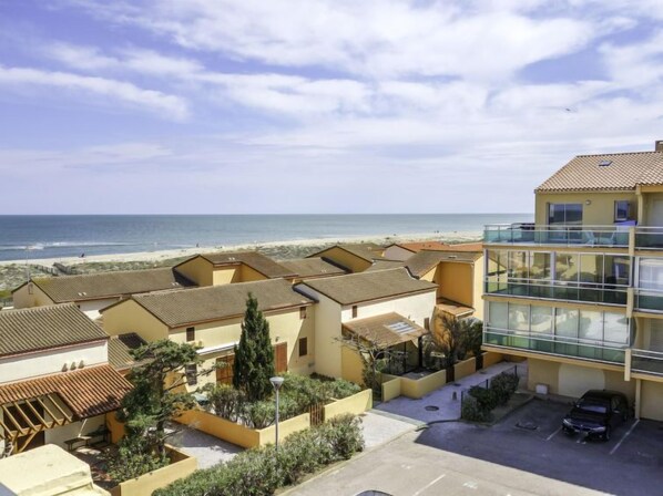 Un quartier résidentiel situé sur la côte, offrant une vue sur la plage.