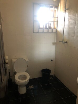 Shower, towels, soap, toilet paper - APDC Guest House (Gwagwalada)