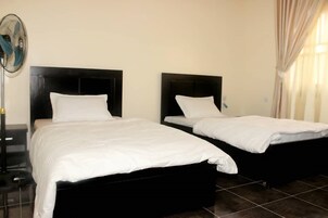 Quarto duplo | Cortinas blackout, berços grátis, Wi-Fi de cortesia, roupa de cama