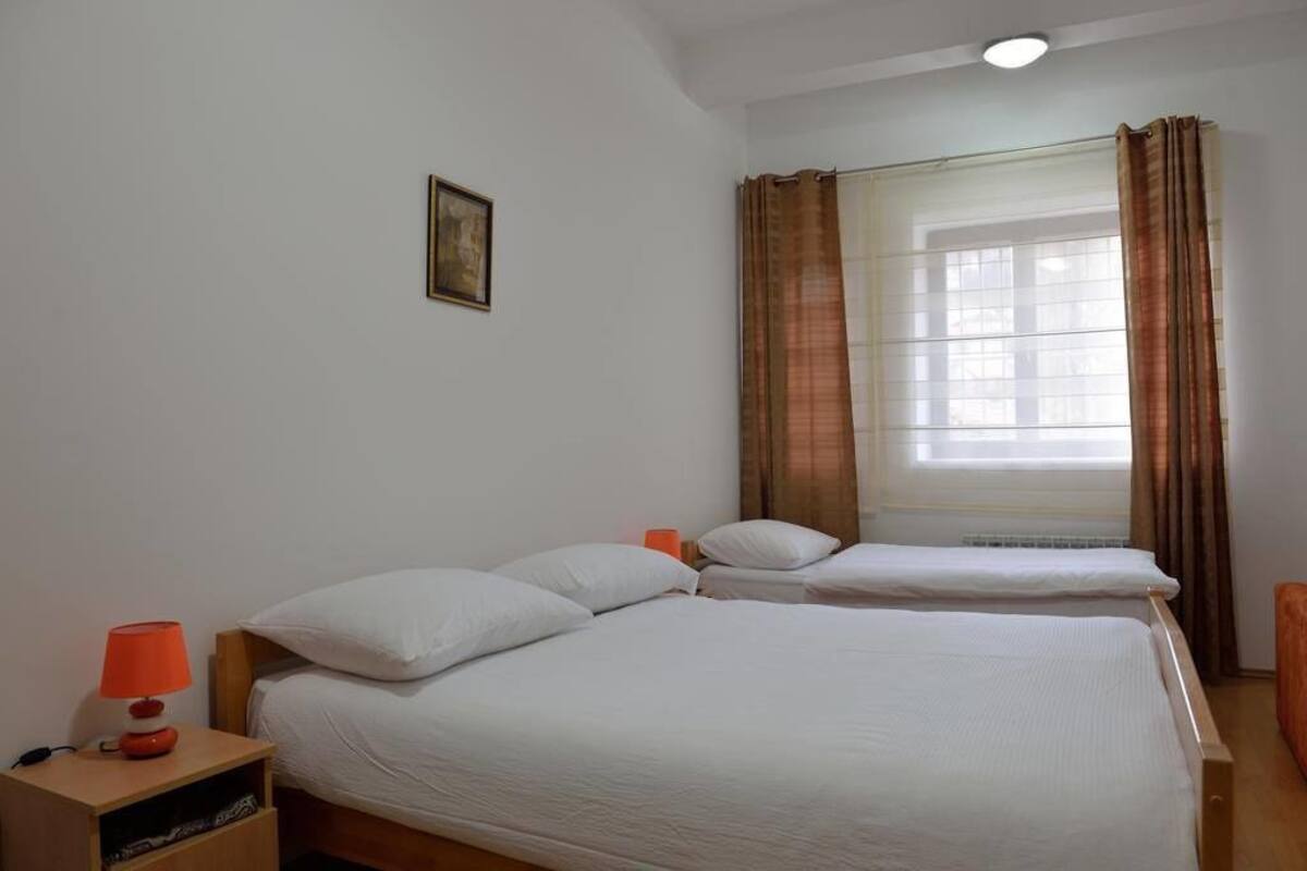 Habitación triple | 2 dormitorios, cortinas opacas, wifi gratis y ropa de cama