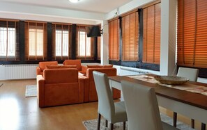 Cortinas blackout, wifi gratis y ropa de cama