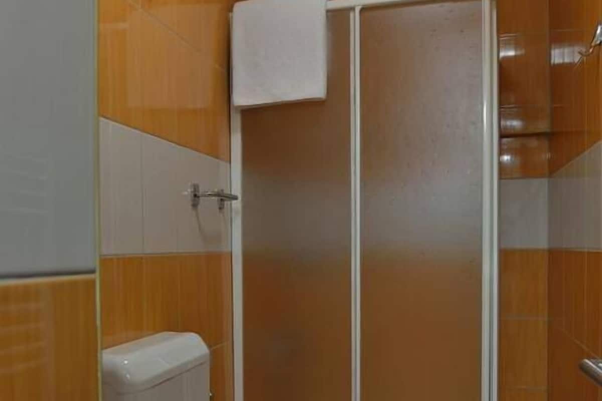 Dusche, kostenlose Toilettenartikel, Haartrockner, Hausschuhe