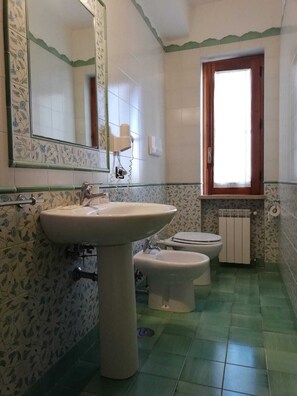 Triple Room | Bathroom | Free toiletries, hair dryer, bidet, towels