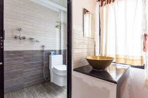 Room | Bathroom | Shower, free toiletries, slippers, towels - Team Yala Inn (Lalitpur)