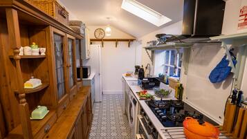 Classic Cottage, 2 Bedrooms, Fireplace, Garden View | Private kitchen | Full-sized fridge, microwave, oven, stovetop