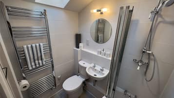 Flint Cottage | Bathroom | Combined shower/tub, hair dryer, towels, soap