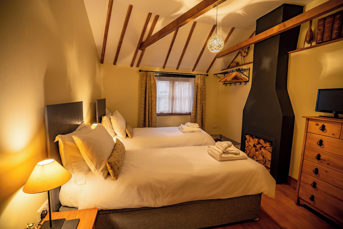Traditional Cottage | 2 bedrooms, hypo-allergenic bedding, memory-foam beds