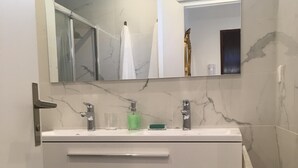 シャワー、ヘアドライヤー、タオル、石鹸