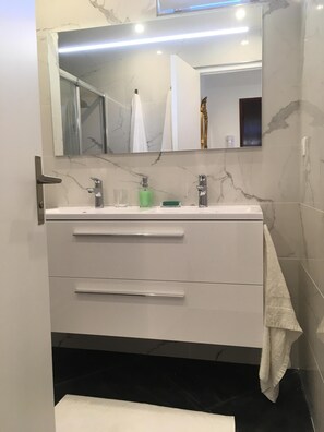 Douche, sèche-cheveux, serviettes fournies, savon