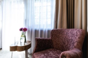 Double or Twin Room | Living area