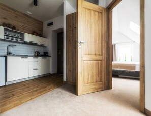 Superior appartement | Woonruimte | Een 32-inch flatscreentelevisie met satellietzenders en televisie