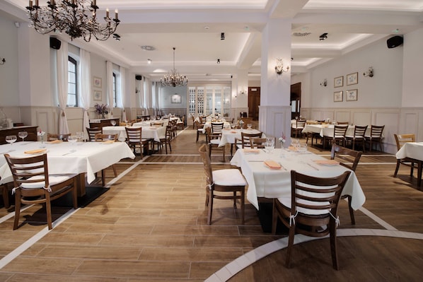 S'hi serveixen esmorzars, dinars i plats de cuina local i internacional