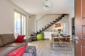 TV - A perfect Private 3 bed 2 bath apartment with AMAZING view over the Lake & POOL (Colonno)