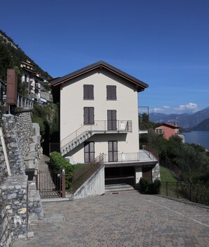 Exterior - A perfect Private 3 bed 2 bath apartment with AMAZING view over the Lake & POOL (Colonno)