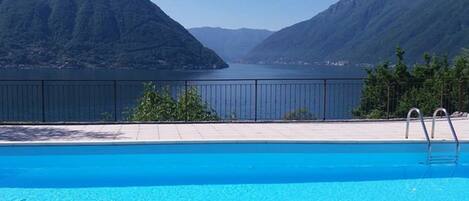 Piscine extérieure, chaises longues