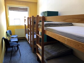 Tabla de planchar con plancha, wifi gratis y ropa de cama 