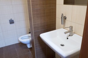 Bathroom - Music Hostel Rewolucji (Lodz)