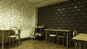 Full-size fridge, microwave, stovetop, toaster - Music Hostel Rewolucji (Lodz)