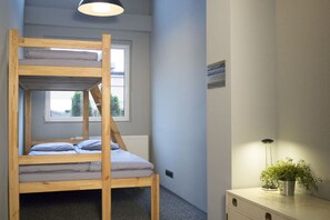 Chambre Triple, salle de bains commune | Fer et planche à repasser, Wi-Fi gratuit, draps fournis