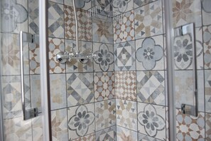 Bathroom shower - Megaron11 Apartments (Thessaloniki)