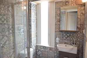 Studio (3) | Bathroom | Shower, rainfall showerhead, free toiletries, hair dryer