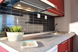 Estúdio (3) | Cozinha americana privada | Geladeira grande, cafeteira/chaleira, chaleira elétrica