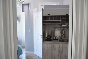 Estúdio (2) | Cozinha americana privada | Geladeira grande, cafeteira/chaleira, chaleira elétrica