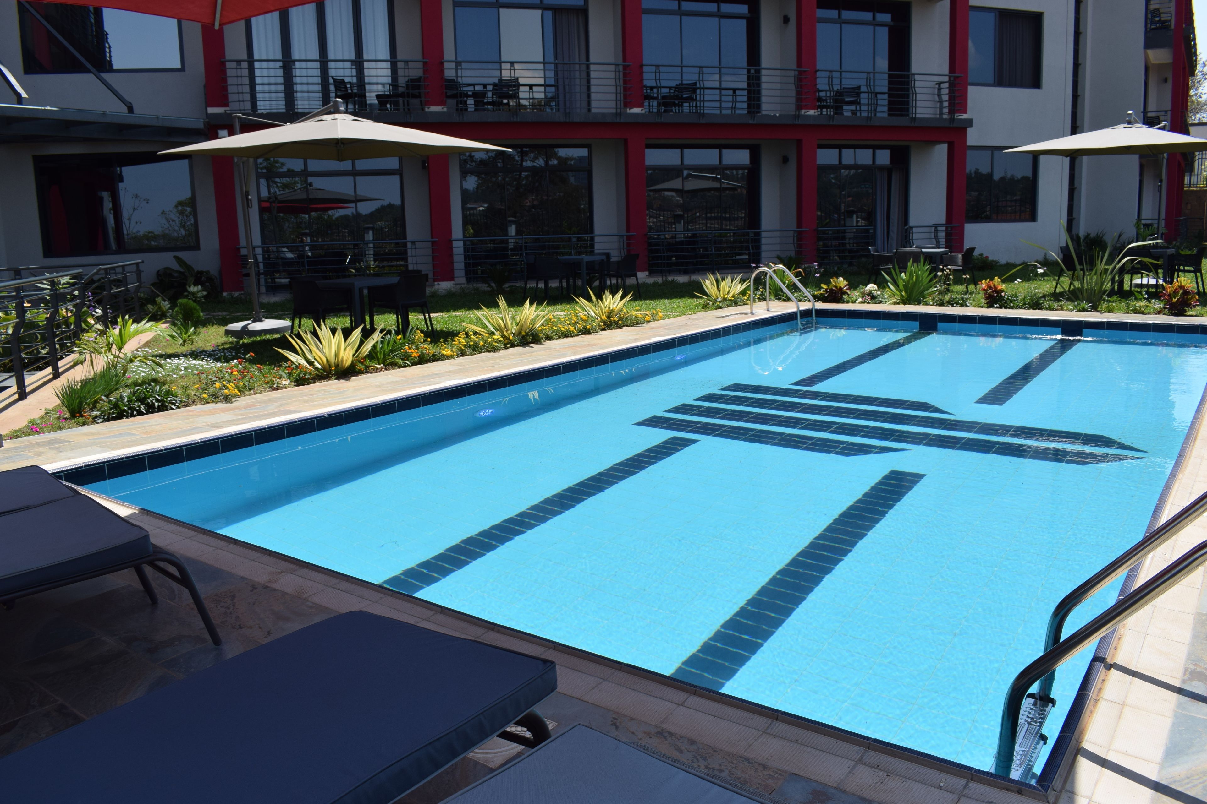 Utendørsbasseng og solsenger