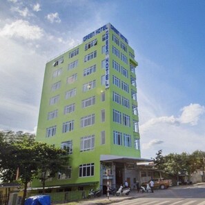 Vista frontal de la propiedad