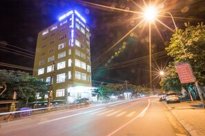 Fachada da propriedade à noite