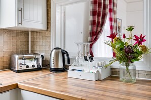 Studio | Private kitchen | Fridge, microwave, electric kettle, toaster