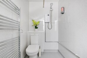 Studio | Bathroom | Shower, towels, soap, shampoo