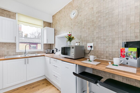 Studio | Private kitchen | Fridge, microwave, electric kettle, toaster