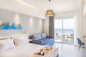 Superior Room with Sea View | Área de sala de estar | Televisión de pantalla plana de 24 pulgadas con canales vía satélite