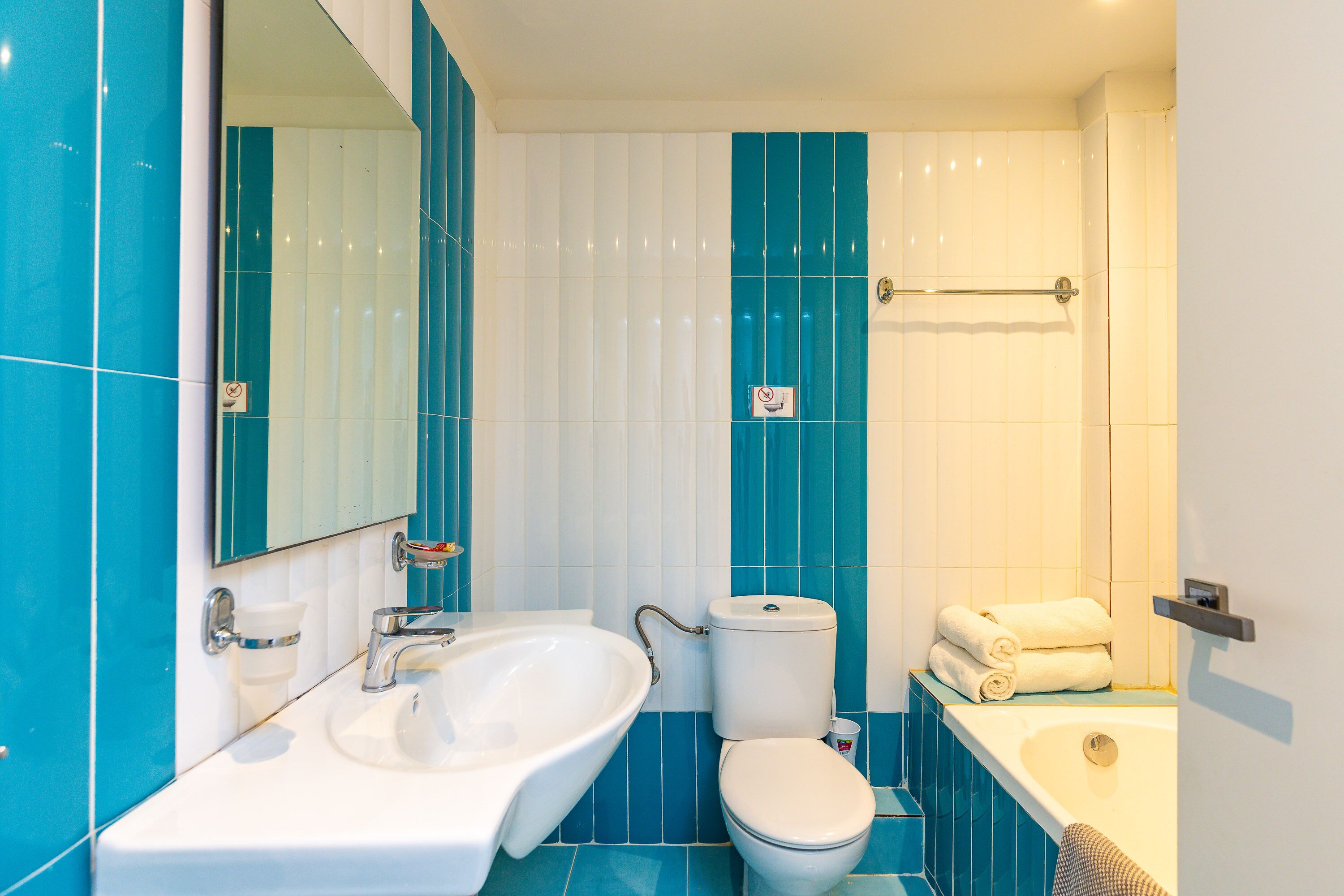 rainfall showerhead, hair dryer, towels