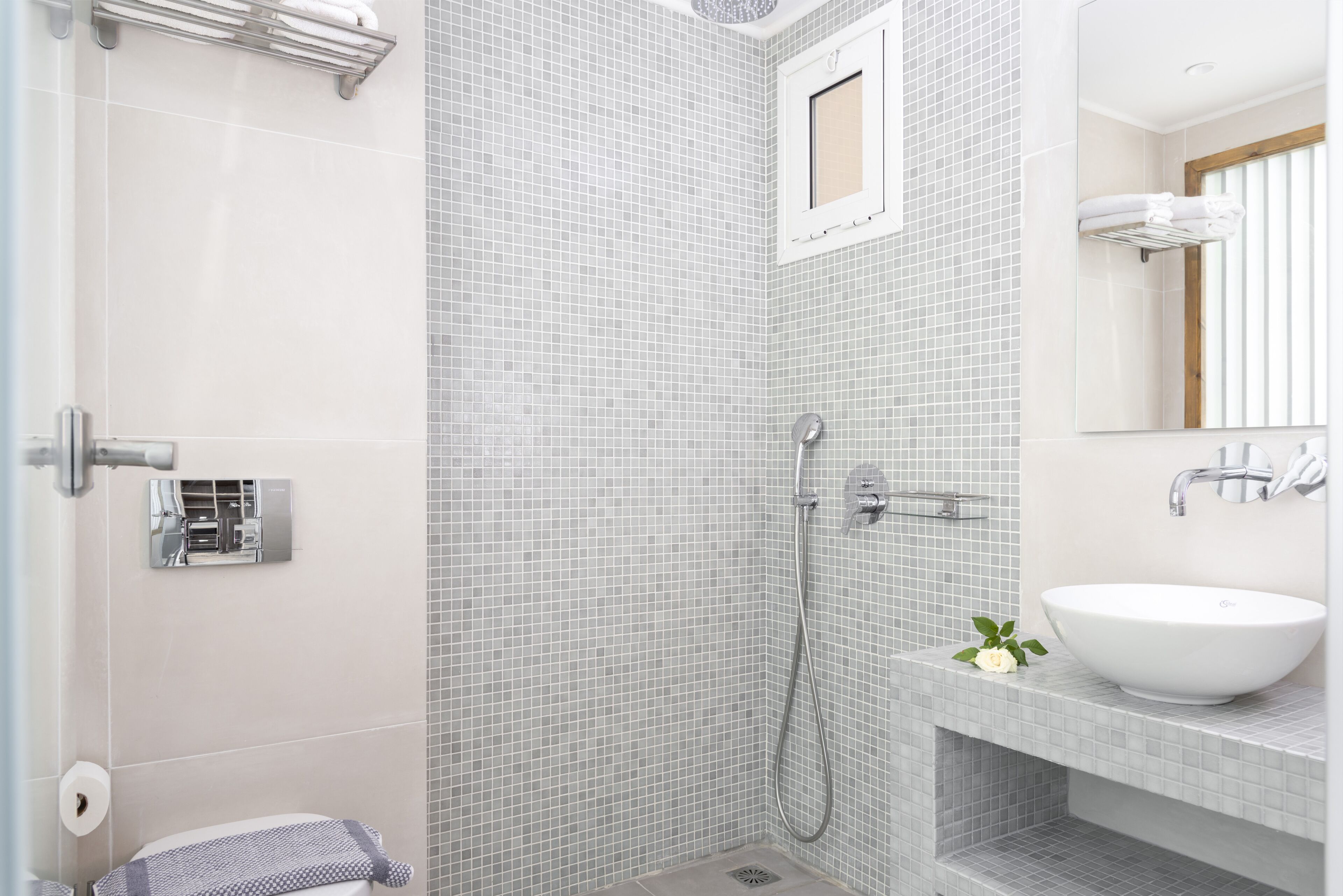 Ein modernes Badezimmer mit Dusche, Toilette und Waschbecken.
