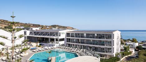 Outdoor pool, pool umbrellas, sun loungers