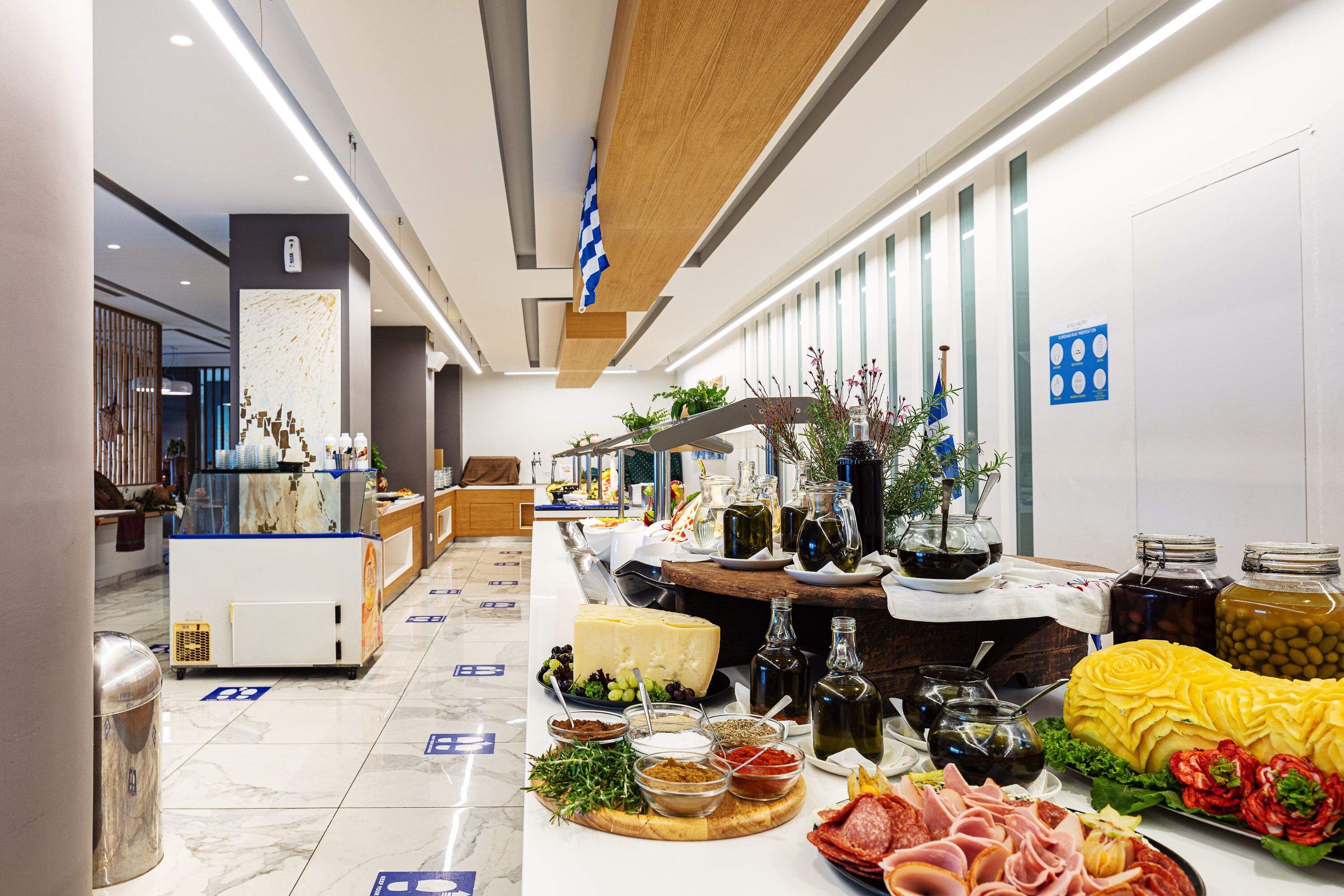 Una barra de buffet con diversos alimentos y salsas.