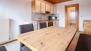 Una cocina moderna con armarios de madera, una mesa de comedor y sillas.