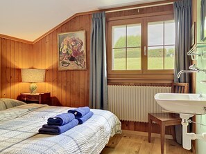 5 bedrooms, free Internet