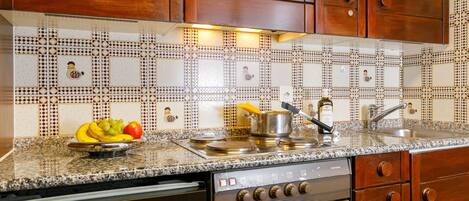 Frigorifero, forno, lavastoviglie, seggiolone